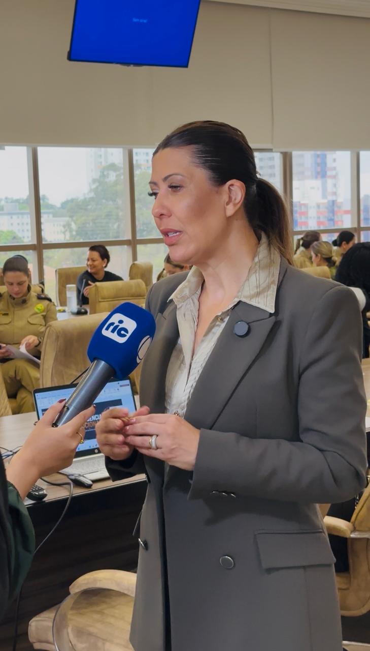 Mércia Menezes em entrevista para a TV