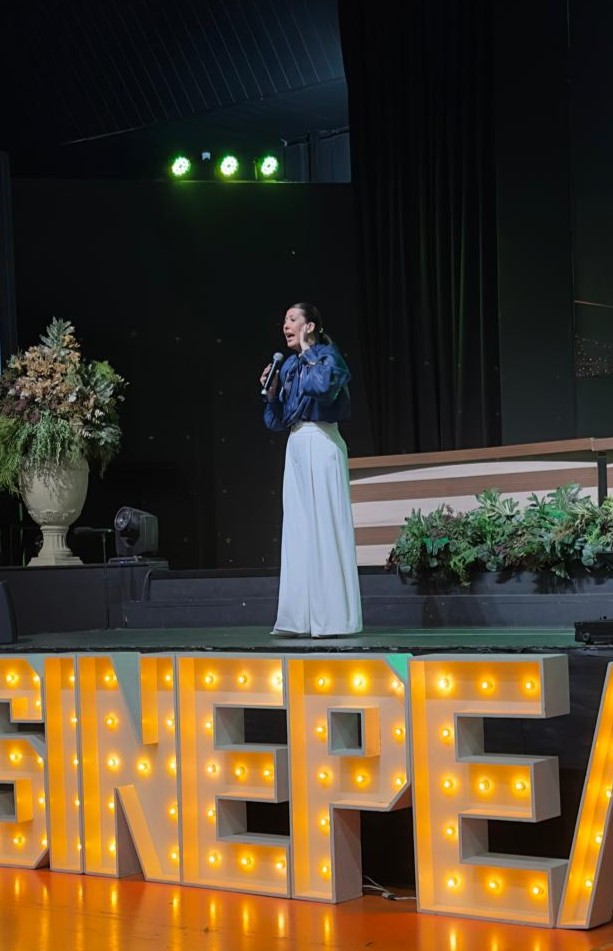 Mércia Menezes palestrando